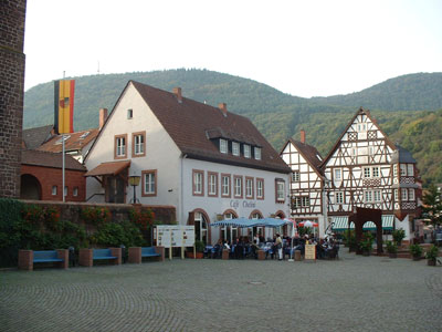 Blick vom Rathausplatz auf die HNO-Praxis